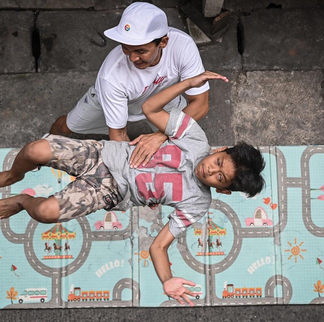 Latihan Akrobatik di Gang Sempit Pluit, Ruang Positif Anak-anak Berkembang