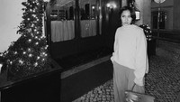 Sepertinya BCL berfoto di depan restoran, meski hitam putih namun ia tetap terlihat bersinar. (Instagram Bunga Citra Lestari)