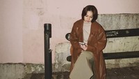 Foto sambil duduk, BCL tetap terlihat cantik. Instagram Bunga Citra Lestari