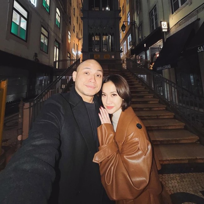 Potret Mesra BCL Liburan Romantis di Lisbon Bareng Suami