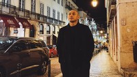 Pasangan ini juga saling foto untuk melengkapi kemesraan mereka. Latar Kota Lisbon sangatlah indah (Instagram Bunga Citra Lestari)