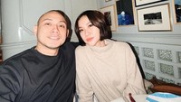 Makan malam romantis berdua barengan suami, BCL terlihat sangat cantik dalam balutan sweater. (Instagram Bunga Citra Lestari)