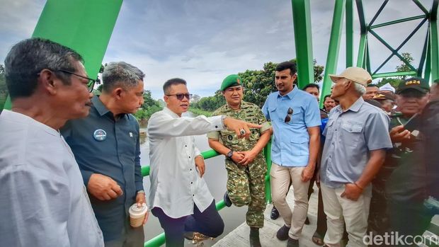 Bupati Bandung Dadang Supriatna saat meresmikan Jembatan roda dua Cijeruk, Kecamatan Bojongsoang, Jumat (9/1/2026). Bupati Bandung Dadang Supriatna saat meresmikan Jembatan roda dua Cijeruk, Kecamatan Bojongsoang, Jumat (9/1/2026).