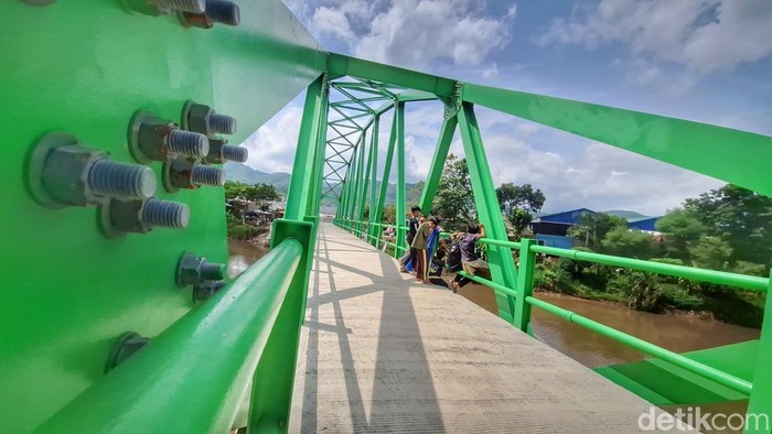 Bupati Bandung Dadang Supriatna saat meresmikan Jembatan roda dua Cijeruk, Kecamatan Bojongsoang, Jumat (9/1/2026).
