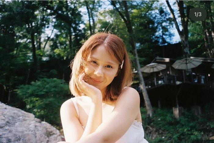 Cantiknya Nadin Amizah Saat Ngopi dan Ngemil Apel di Jepang