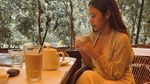 Cantiknya Nadin Amizah Saat Ngopi dan Ngemil Apel di Jepang
