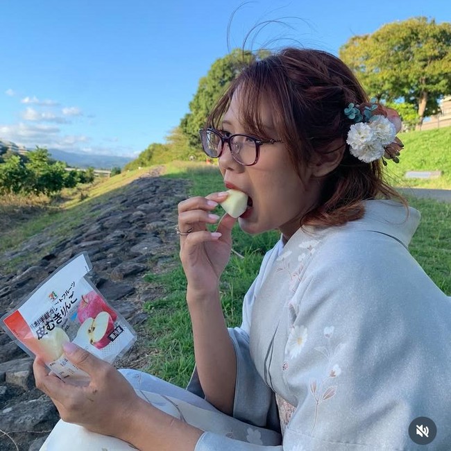 Cantiknya Nadin Amizah Saat Ngopi dan Ngemil Apel di Jepang