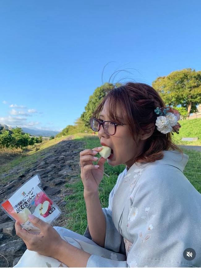 Cantiknya Nadin Amizah Saat Ngopi dan Ngemil Apel di Jepang