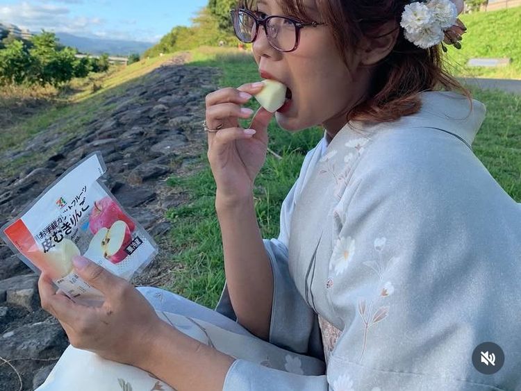 Cantiknya Nadin Amizah Saat Ngopi dan Ngemil Apel di Jepang