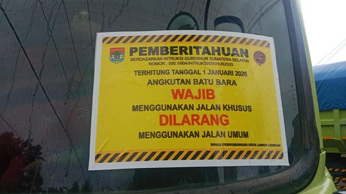 Dishub Lubuklinggau tempeli stiker pada truk angkutan batu bara yang melanggar melintasi jalan umum.