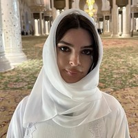 Emily Ratajkowski Berhijab Sambut Wali Kota Muslim New York, Unggahan Dikritik