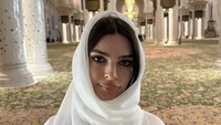 Emily Ratajkowski Berhijab Sambut Wali Kota Muslim New York, Unggahan Dikritik