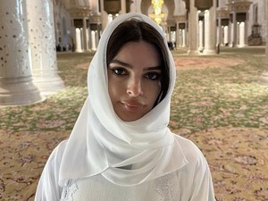 Emily Ratajkowski Berhijab Sambut Wali Kota Muslim New York, Unggahan Dikritik