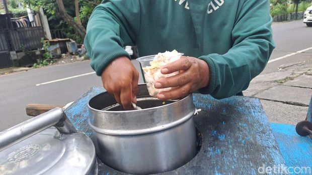 Es krim puter Es krim puter keliling yang dijajakan Sugeng dibuat dengan cara tradisional