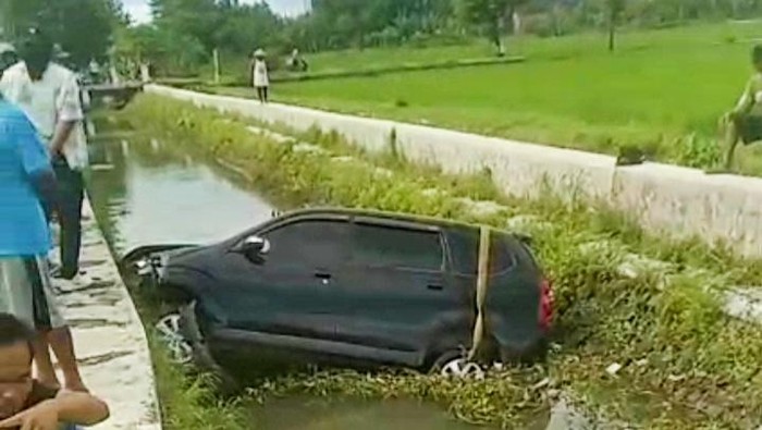 Byur! Avanza Nyemplung Sungai di Karangdowo Klaten