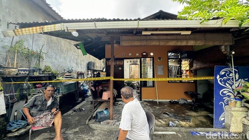 Garis polisi terpasang di lokasi rumah terbakar di Jalan Tukad Gangga, Denpasar, Bali, Jumat (9/1/2026). (Foto: Maria Christabel DK/detikBali)
