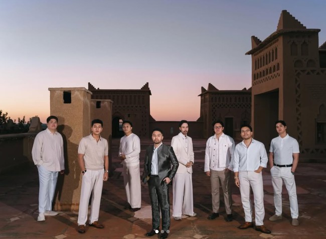 Selain Vidi, beberapa artis lain, seperti, Harris Vriza, Rizky Febian, Thariq Halilintar, dan Al Ghazali juga menjadi groomsman di pernikahan Ranggaz Ananta Laksmana dan Angie Prijanto yang digelar di Marakech, Maroko, pada Kamis (8/1/2026). Foto: Instagram/@fcgweddings