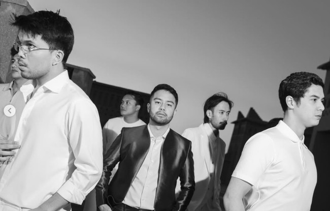 Kini tampil berkumis tebal, penampilan Vidi Aldiano curi atensi. Vidi Aldiano sendiri saat ini diketahui masih vakum sementara dari dunia hiburan untuk fokus pada kesehatan dan proses pemulihan dari kanker ginjal. Foto: Instagram/@fcgweddings