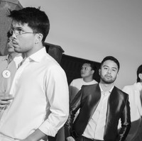 Kini tampil berkumis tebal, penampilan Vidi Aldiano curi atensi. Vidi Aldiano sendiri saat ini diketahui masih vakum sementara dari dunia hiburan untuk fokus pada kesehatan dan proses pemulihan dari kanker ginjal. Foto: Instagram/@fcgweddings