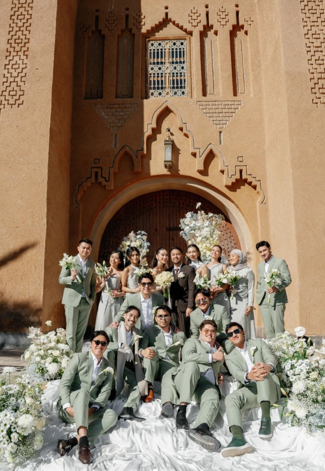 Kompak dengan para bridesmaid dan groomsman lain, Vidi mengenakan busana seragam berwarna hijau sage. Foto: Instagram/@thebridedept