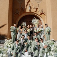 Kompak dengan para bridesmaid dan groomsman lain, Vidi mengenakan busana seragam berwarna hijau sage. Foto: Instagram/@thebridedept