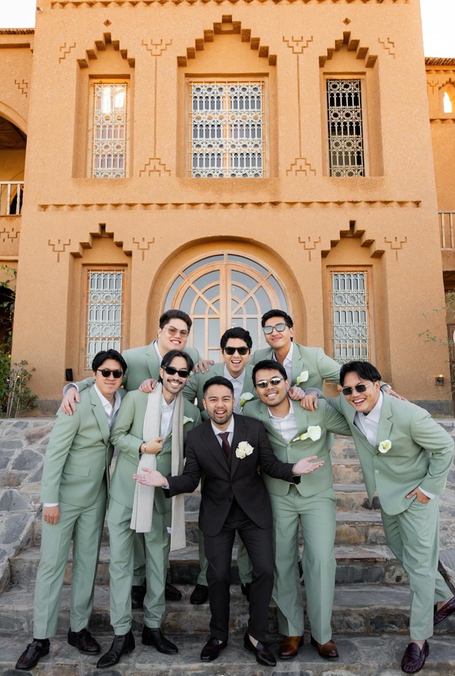 Seperti para groomsman lain, Vidi mengenakan setelan jas warna hijau sage dipadukan dengan kemeja putih. Namun ia memilih tampil beda dengan menambahkan syal berwarna coklat muda. Foto: Instagram/@thebridedept