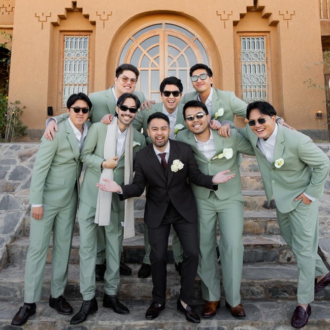 Foto Vidi Aldiano Tampil Berkumis Jadi Groomsman Pernikahan Sahabat di Maroko