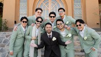 Foto Vidi Aldiano Tampil Berkumis Jadi Groomsman Pernikahan Sahabat di Maroko