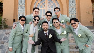 Foto Vidi Aldiano Tampil Berkumis Jadi Groomsman Pernikahan Sahabat di Maroko