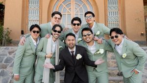 Foto Vidi Aldiano Tampil Berkumis Jadi Groomsman Pernikahan Sahabat di Maroko