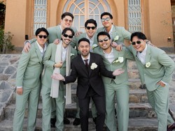 Foto Vidi Aldiano Tampil Berkumis Jadi Groomsman Pernikahan Sahabat di Maroko