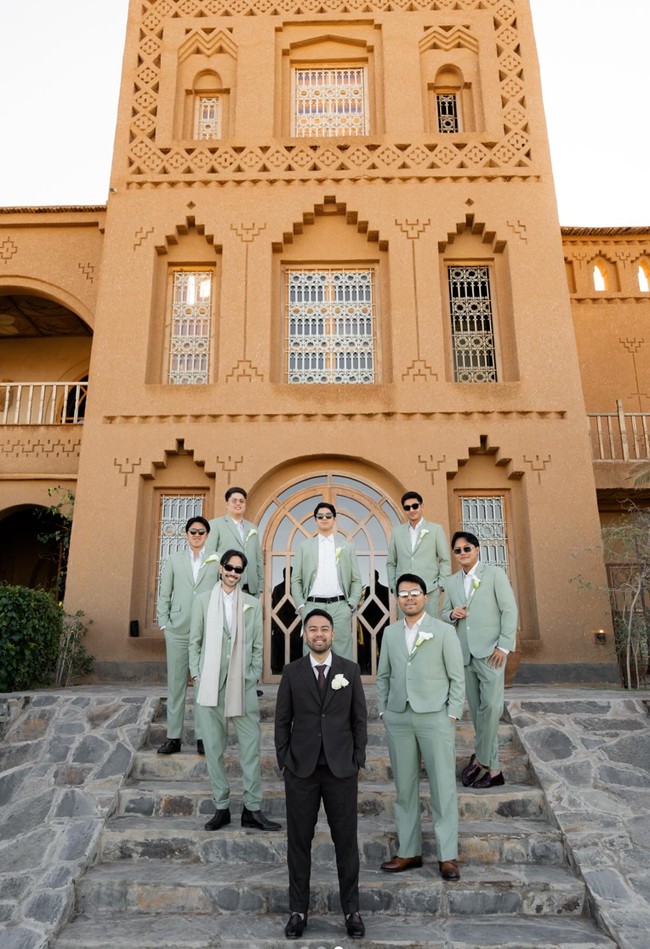 Potret Vidi bersama pengantin pria dan para groomsman lain. Kompak, para groomsman melengkapi penampilannya dengan kaca mata hitam agar terlihat lebih stylish. Foto: Instagram/@thebridedept