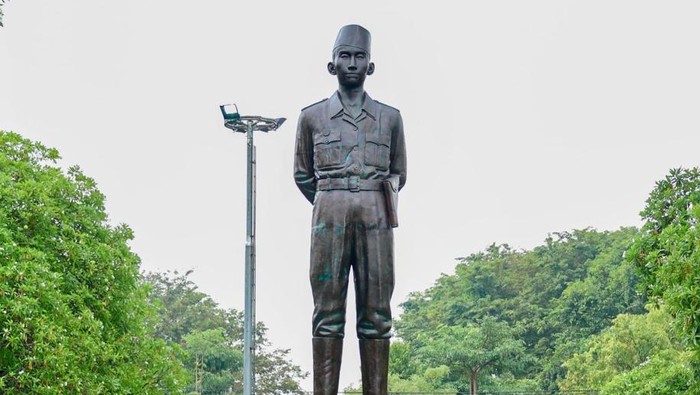 Gubernur Jateng, Ahmad Luthfi, saat meresmikan Taman dan Monumen RM Bambang Soeprapto di Gajahmungkur, Kota Semarang.