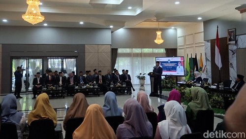 Gubernur NTB Lalu Muhamad Iqbal melantik 29 pejabat eselon II dan II di Aula Pendopo, Pemprov NTB, Jumat sore (9/1/2026). (Foto: Ahmad Viqi/detikBali)