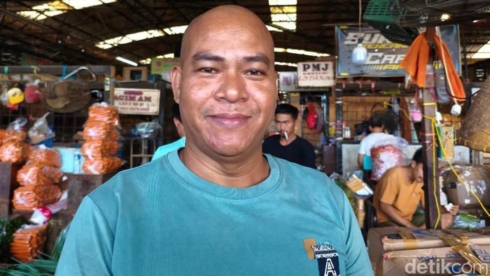 Pedagang Sebut Sampah di Pasar Kramat Jati Bikin Sepi Pembeli, Omzet Merosot