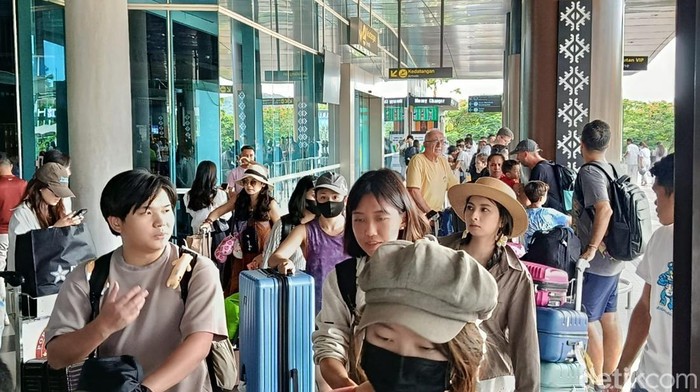 Ilustrasi - Sejumlah penumpang tiba di Bandara Internasional Komodo, Labuan Bajo, ManggaraiBarat, NTT, beberapa waktu lalu. (Foto:Ambrosius Ardin/detikBali)