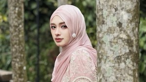 Di hari pertama puasa, Inara Rusli memilih berhenti sejenak dan meminta maaf, terutama kepada anak-anaknya, sebagai bentuk refleksi diri. Foto: Instagram @mommy_starla