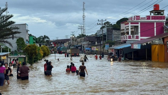 Jalan Karangan penghubung Landak-Bengkayang banjir. (Istimewa)