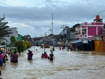Potret Banjir di Kalbar, Jalan Penghubung Landak-Bengkayang Putus