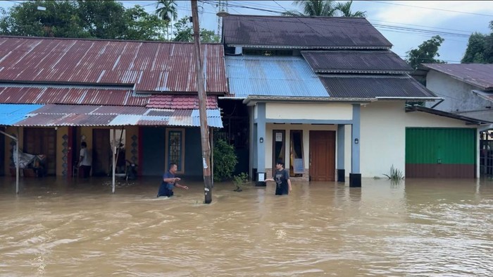 Jalan Karangan penghubung Landak-Bengkayang banjir. (Istimewa)
