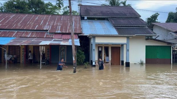 Jalan Karangan penghubung Landak-Bengkayang banjir. (Istimewa)