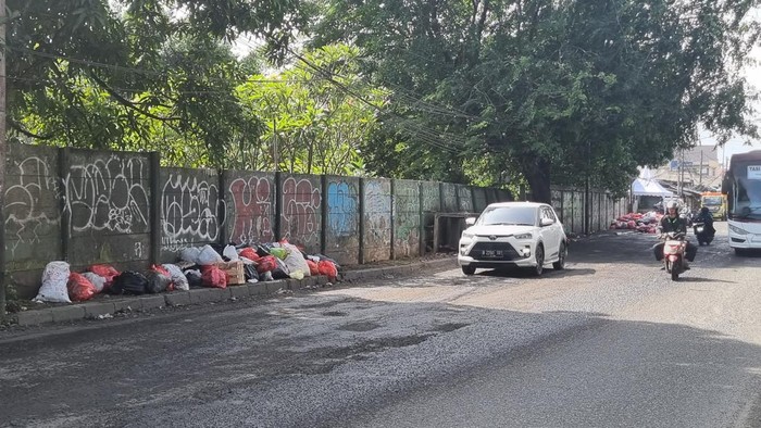 Warga Ngaku Kesal Tiap Lewat Depan Pasar Cimanggis: Jalan Rusak, Bau Sampah