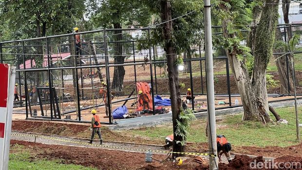Jembatan penghubung di Taman Bendera Pusaka Jaksel yang diresmikan bulan depan. (Adhfar Aulia Syuhada/detikcom)