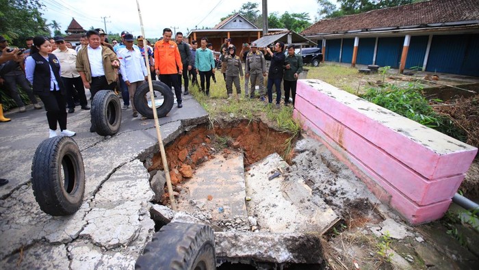 Tinjau Banjir OKU Timur, Gubernur Minta Laporkan Kerusakan Fasum