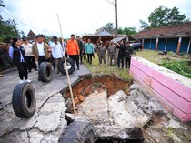 Tinjau Banjir OKU Timur, Gubernur Minta Laporkan Kerusakan Fasum