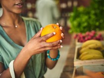 Meski Ada Larangan, Pelanggan Ini Nekat Makan Buah yang Belum Dibayar