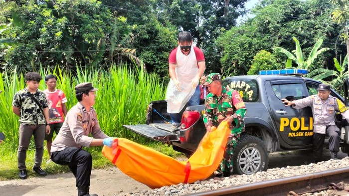 Evakuasi jenazah korban yang tewas tertabrak kereta di Garum, Blitar