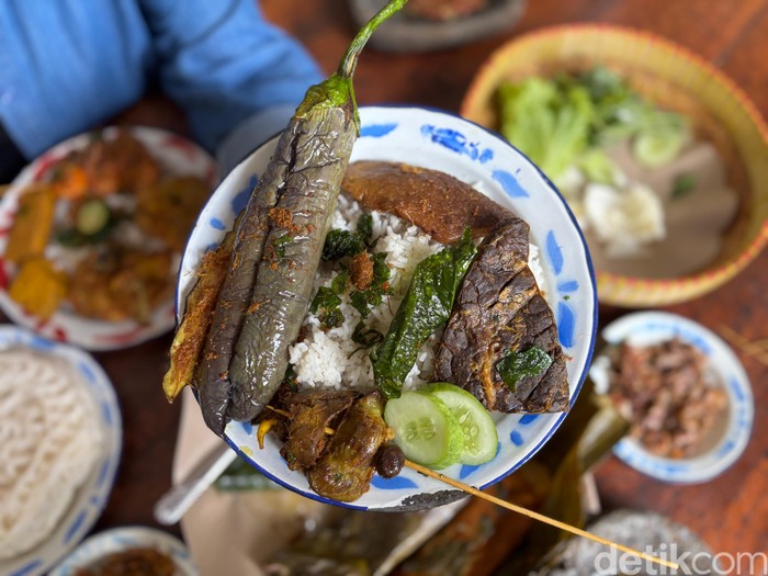Aneka Nasi Rames Kalap! Makan Nasi Rames Puluhan Lauk di Warung Sunda Prasmanan
