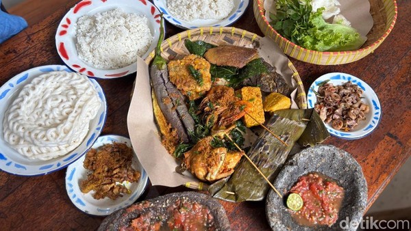 Kalap! Makan Nasi Rames Puluhan Lauk di Warung Sunda Prasmanan