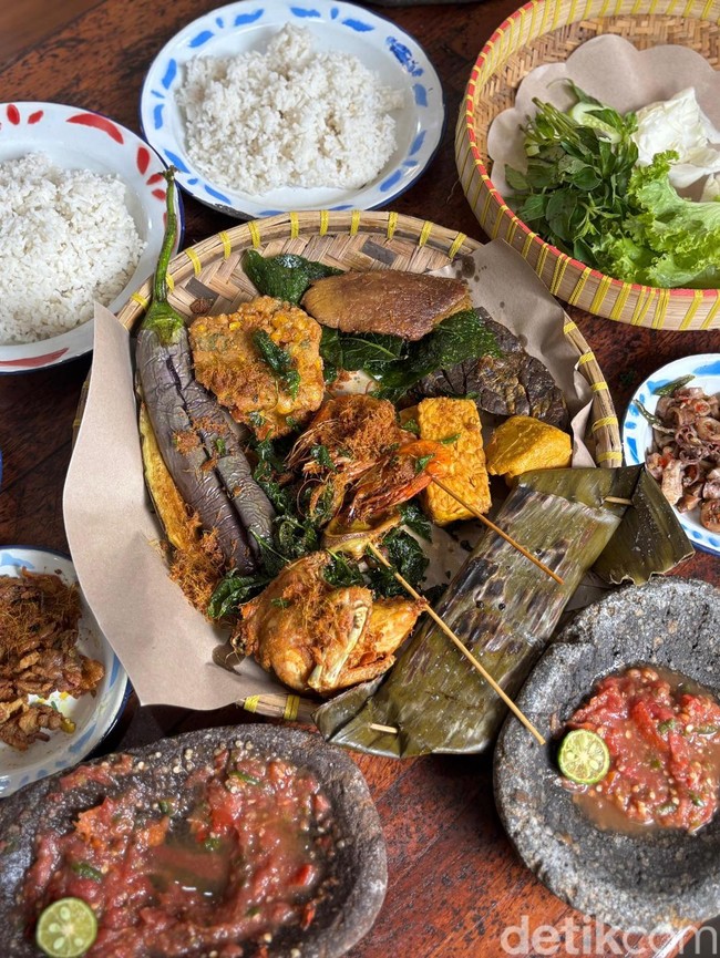 Kalap! Makan Nasi Rames Puluhan Lauk di Warung Sunda Prasmanan